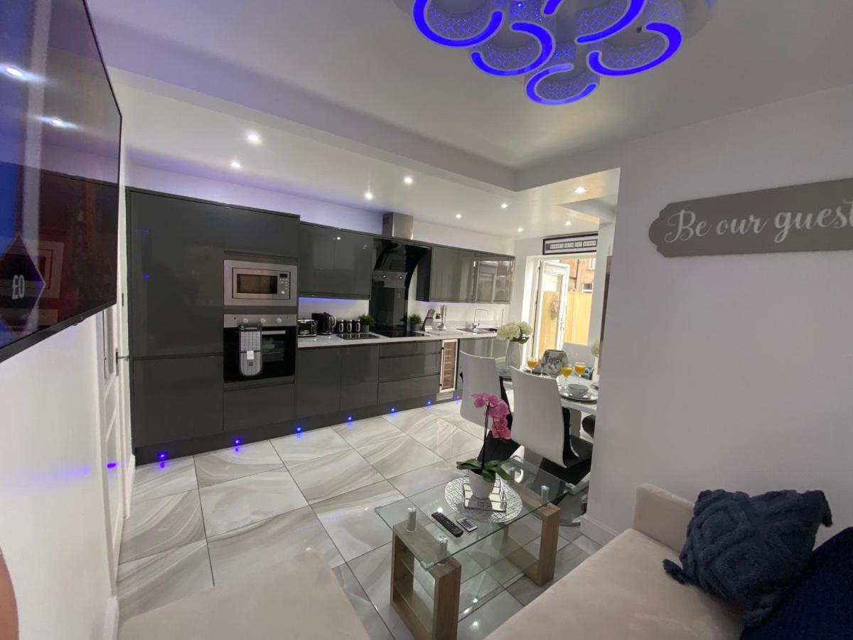 New…The Hottub House Blackpool Pleasure Beach Dış mekan fotoğraf